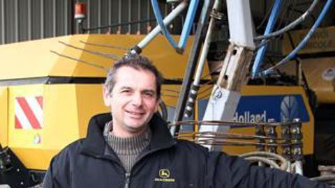 Cyrille Cochereau fauche et récolte 120 ha par an chez lui et des voisins.Denis Lehé